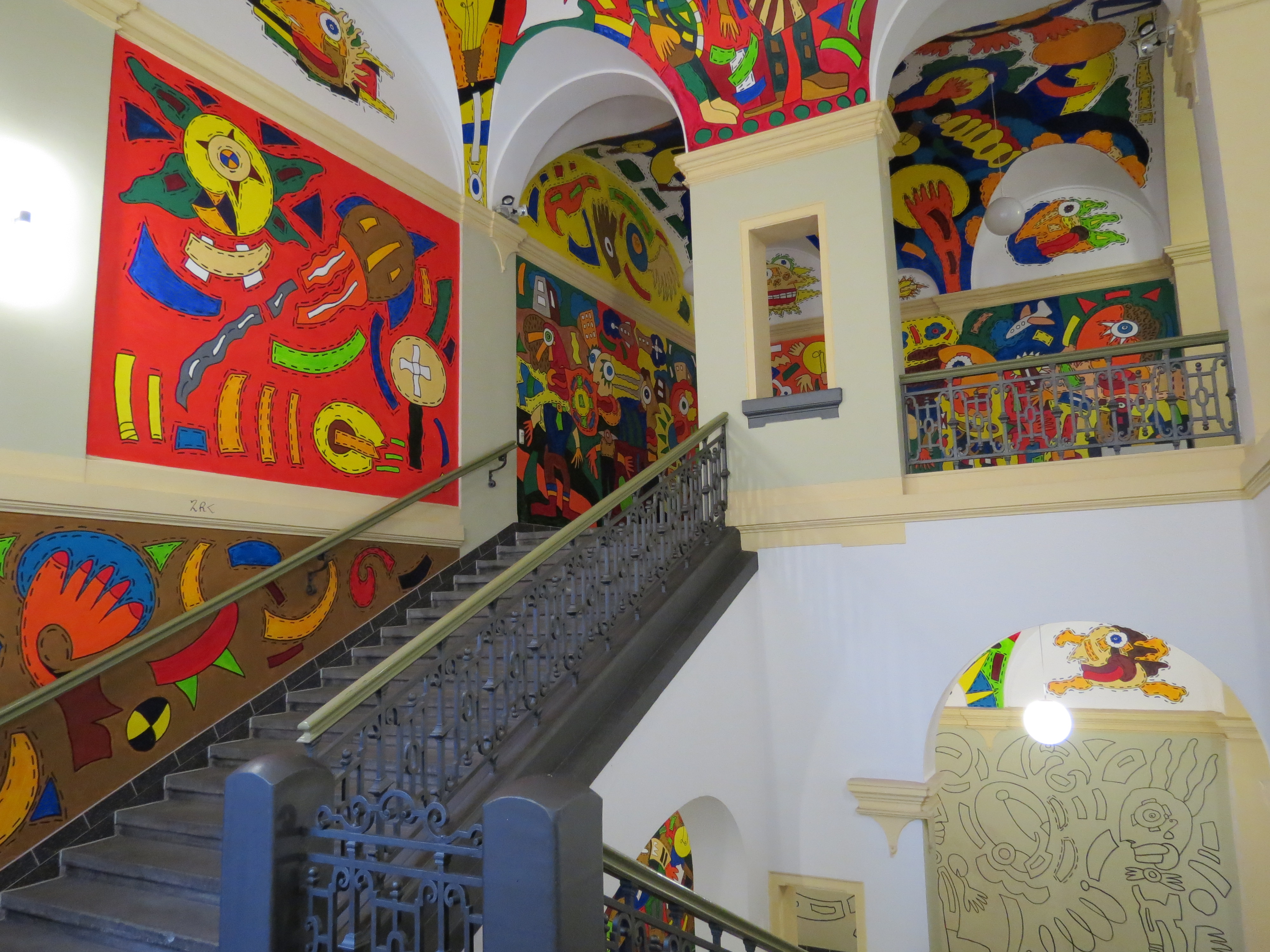 Das kunstvoll gestaltete Treppenhaus